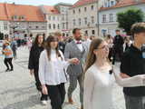 [FOTO] Tanecznym krokiem przez rynek. Uczniowie ze Świebodzic zatańczyli tradycyjnego poloneza