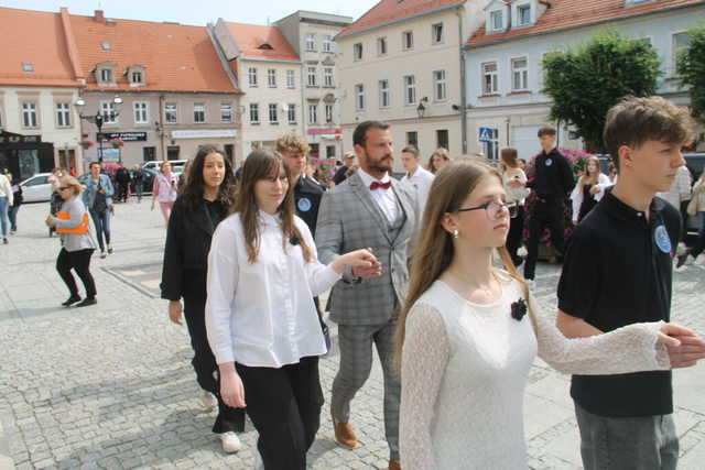 [FOTO] Tanecznym krokiem przez rynek. Uczniowie ze Świebodzic zatańczyli tradycyjnego poloneza