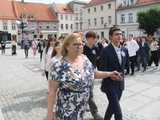 [FOTO] Tanecznym krokiem przez rynek. Uczniowie ze Świebodzic zatańczyli tradycyjnego poloneza