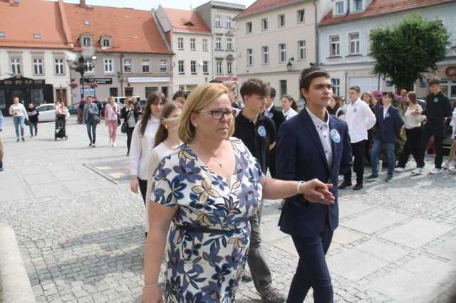 [FOTO] Tanecznym krokiem przez rynek. Uczniowie ze Świebodzic zatańczyli tradycyjnego poloneza