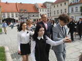 [FOTO] Tanecznym krokiem przez rynek. Uczniowie ze Świebodzic zatańczyli tradycyjnego poloneza