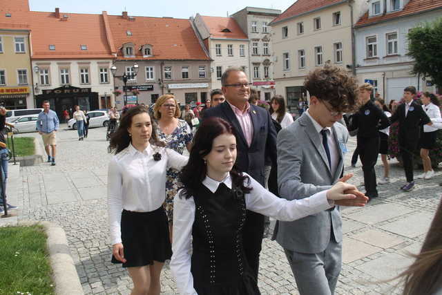 [FOTO] Tanecznym krokiem przez rynek. Uczniowie ze Świebodzic zatańczyli tradycyjnego poloneza