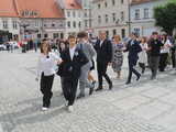 [FOTO] Tanecznym krokiem przez rynek. Uczniowie ze Świebodzic zatańczyli tradycyjnego poloneza