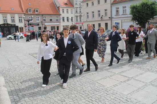 [FOTO] Tanecznym krokiem przez rynek. Uczniowie ze Świebodzic zatańczyli tradycyjnego poloneza