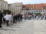 [FOTO] Tanecznym krokiem przez rynek. Uczniowie ze Świebodzic zatańczyli tradycyjnego poloneza