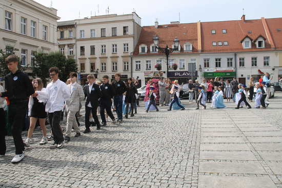 [FOTO] Tanecznym krokiem przez rynek. Uczniowie ze Świebodzic zatańczyli tradycyjnego poloneza