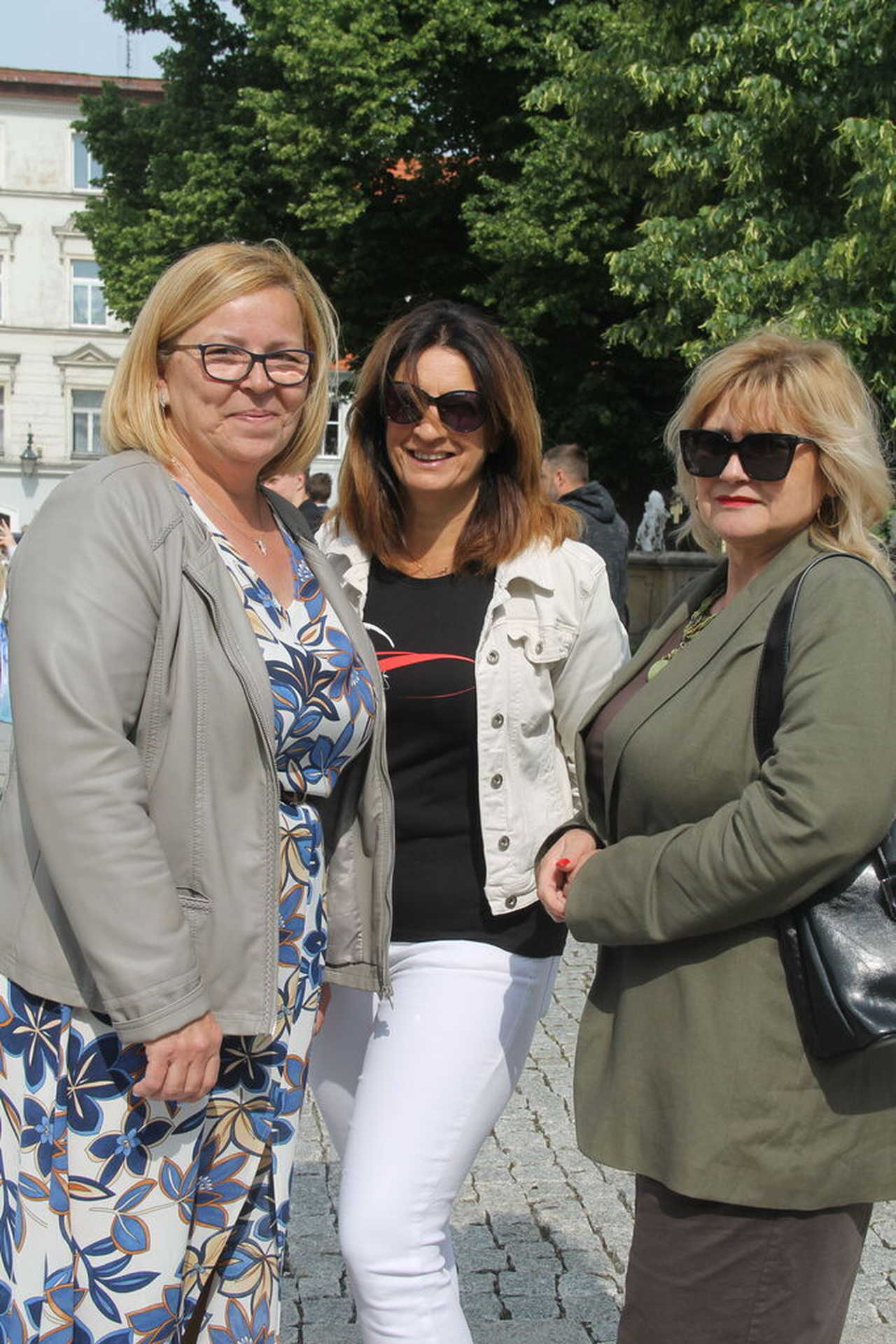[FOTO] Tanecznym krokiem przez rynek. Uczniowie ze Świebodzic zatańczyli tradycyjnego poloneza