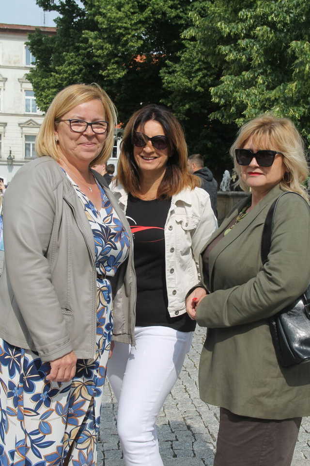 [FOTO] Tanecznym krokiem przez rynek. Uczniowie ze Świebodzic zatańczyli tradycyjnego poloneza