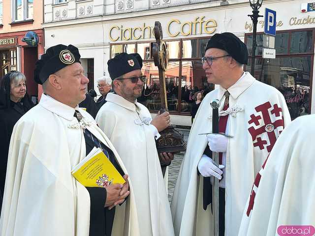 [WIDEO/FOTO] Uroczystości przyjęcia nowych członków do Zakonu Rycerskiego Świętego Grobu w Jerozolimie. Wśród nich bp Mendyk 