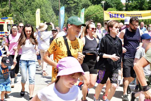 [WIDEO/FOTO] Po raz czwarty pobiegli, aby promować rodzicielstwo zastępcze