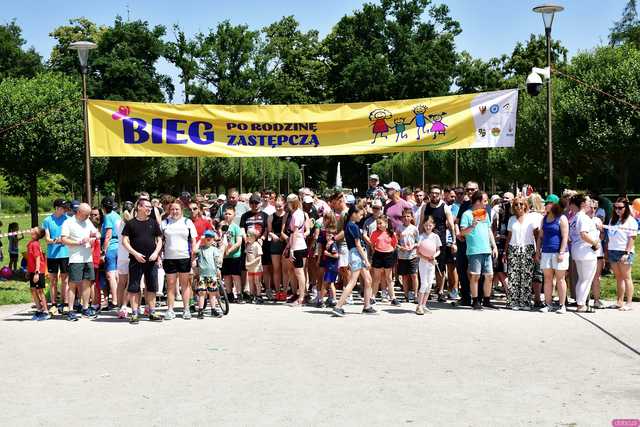 [WIDEO/FOTO] Po raz czwarty pobiegli, aby promować rodzicielstwo zastępcze
