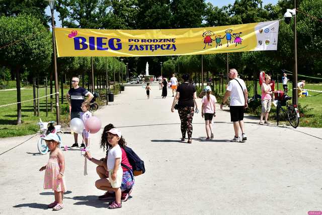 [WIDEO/FOTO] Po raz czwarty pobiegli, aby promować rodzicielstwo zastępcze