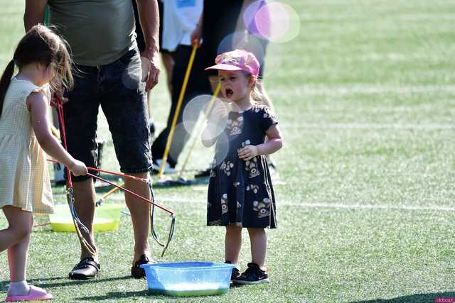 [WIDEO/FOTO] Tysiące baniek, mydlana wyspa i mnóstwo dobrej zabawy. Trwa 8. Mydlany Park Festiwal w Żarowie