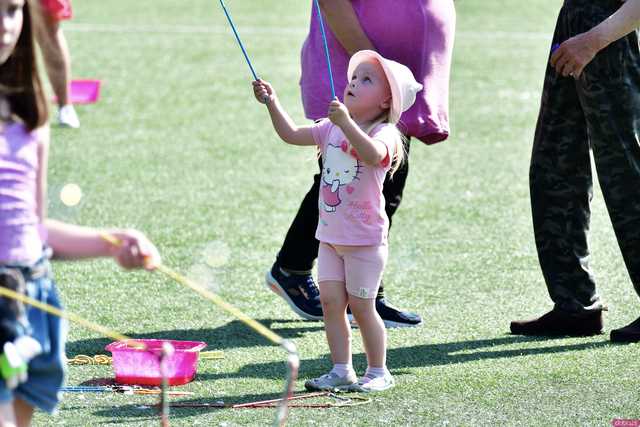 [WIDEO/FOTO] Tysiące baniek, mydlana wyspa i mnóstwo dobrej zabawy. Trwa 8. Mydlany Park Festiwal w Żarowie