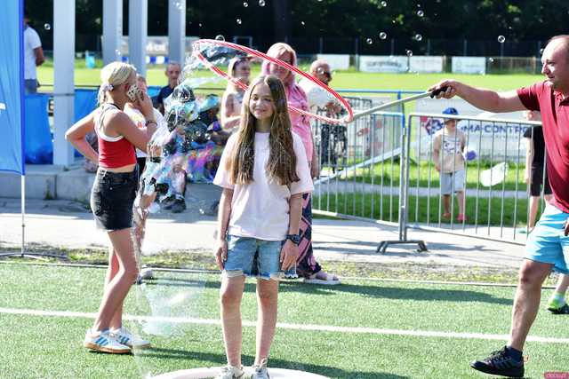 [WIDEO/FOTO] Tysiące baniek, mydlana wyspa i mnóstwo dobrej zabawy. Trwa 8. Mydlany Park Festiwal w Żarowie