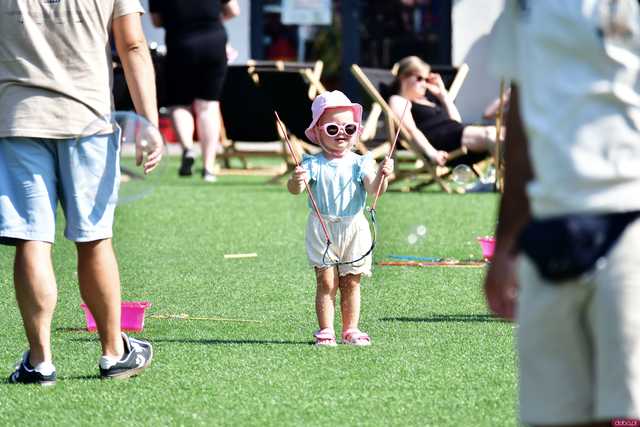[WIDEO/FOTO] Tysiące baniek, mydlana wyspa i mnóstwo dobrej zabawy. Trwa 8. Mydlany Park Festiwal w Żarowie