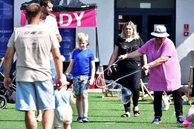 [WIDEO/FOTO] Tysiące baniek, mydlana wyspa i mnóstwo dobrej zabawy. Trwa 8. Mydlany Park Festiwal w Żarowie