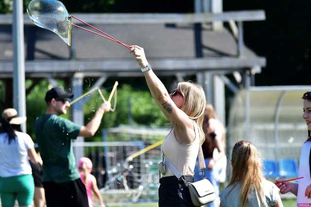 [WIDEO/FOTO] Tysiące baniek, mydlana wyspa i mnóstwo dobrej zabawy. Trwa 8. Mydlany Park Festiwal w Żarowie