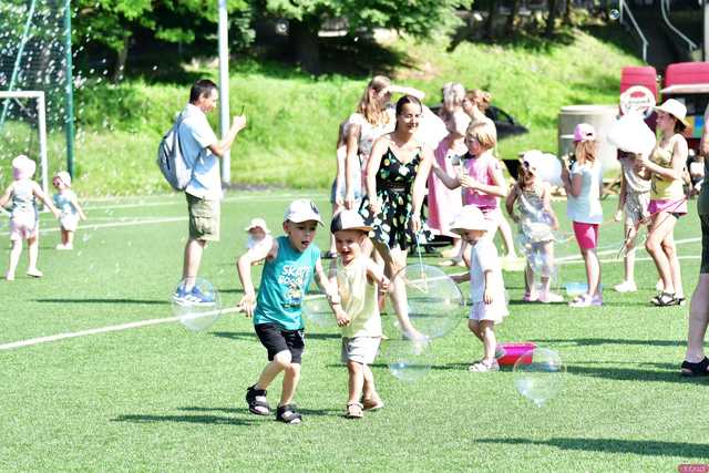 [WIDEO/FOTO] Tysiące baniek, mydlana wyspa i mnóstwo dobrej zabawy. Trwa 8. Mydlany Park Festiwal w Żarowie