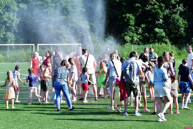 [WIDEO/FOTO] Tysiące baniek, mydlana wyspa i mnóstwo dobrej zabawy. Trwa 8. Mydlany Park Festiwal w Żarowie