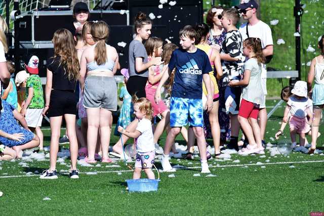 [WIDEO/FOTO] Tysiące baniek, mydlana wyspa i mnóstwo dobrej zabawy. Trwa 8. Mydlany Park Festiwal w Żarowie