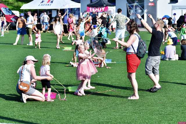[WIDEO/FOTO] Tysiące baniek, mydlana wyspa i mnóstwo dobrej zabawy. Trwa 8. Mydlany Park Festiwal w Żarowie