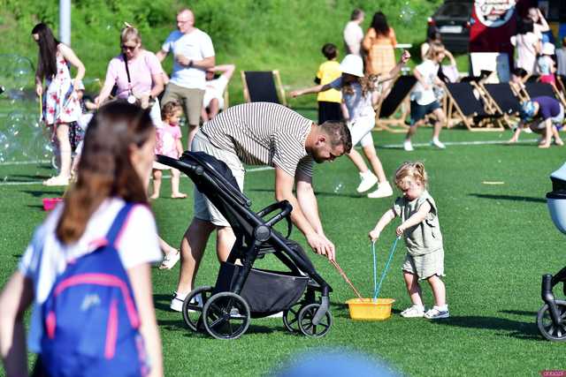 [WIDEO/FOTO] Tysiące baniek, mydlana wyspa i mnóstwo dobrej zabawy. Trwa 8. Mydlany Park Festiwal w Żarowie