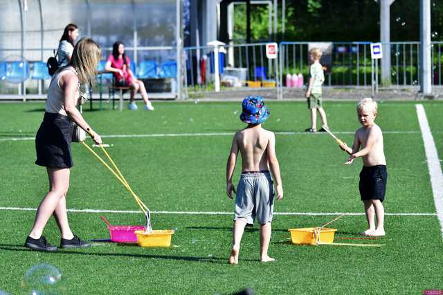 [WIDEO/FOTO] Tysiące baniek, mydlana wyspa i mnóstwo dobrej zabawy. Trwa 8. Mydlany Park Festiwal w Żarowie