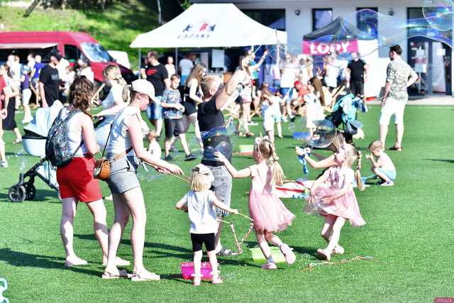 [WIDEO/FOTO] Tysiące baniek, mydlana wyspa i mnóstwo dobrej zabawy. Trwa 8. Mydlany Park Festiwal w Żarowie