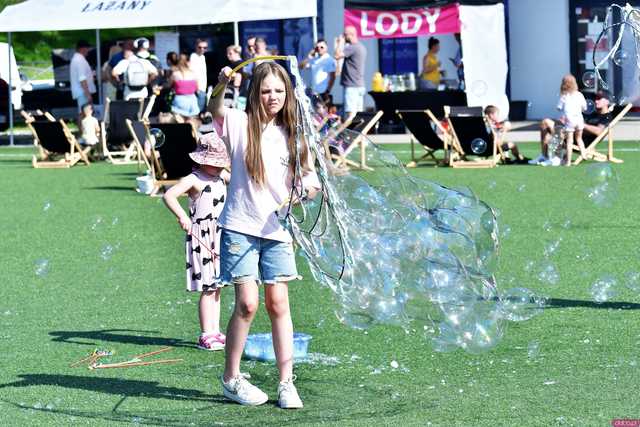 [WIDEO/FOTO] Tysiące baniek, mydlana wyspa i mnóstwo dobrej zabawy. Trwa 8. Mydlany Park Festiwal w Żarowie