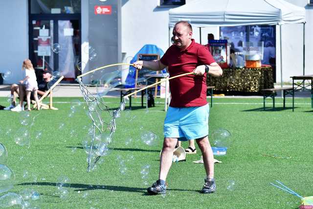 [WIDEO/FOTO] Tysiące baniek, mydlana wyspa i mnóstwo dobrej zabawy. Trwa 8. Mydlany Park Festiwal w Żarowie