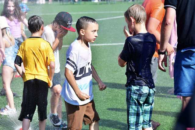 [WIDEO/FOTO] Tysiące baniek, mydlana wyspa i mnóstwo dobrej zabawy. Trwa 8. Mydlany Park Festiwal w Żarowie