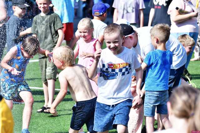 [WIDEO/FOTO] Tysiące baniek, mydlana wyspa i mnóstwo dobrej zabawy. Trwa 8. Mydlany Park Festiwal w Żarowie