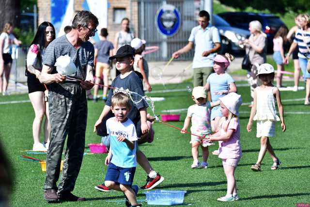 [WIDEO/FOTO] Tysiące baniek, mydlana wyspa i mnóstwo dobrej zabawy. Trwa 8. Mydlany Park Festiwal w Żarowie