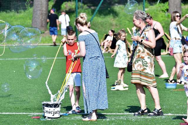 [WIDEO/FOTO] Tysiące baniek, mydlana wyspa i mnóstwo dobrej zabawy. Trwa 8. Mydlany Park Festiwal w Żarowie