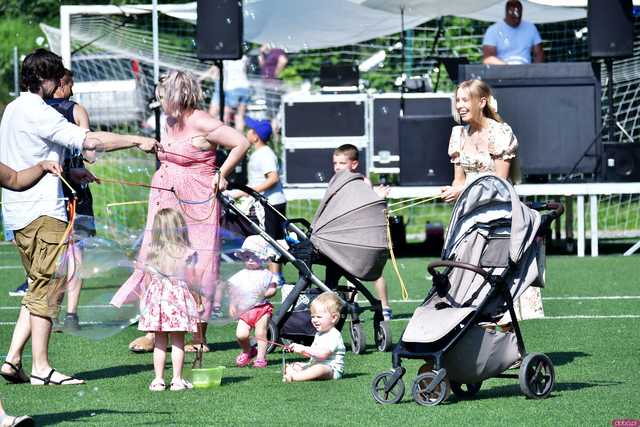 [WIDEO/FOTO] Tysiące baniek, mydlana wyspa i mnóstwo dobrej zabawy. Trwa 8. Mydlany Park Festiwal w Żarowie