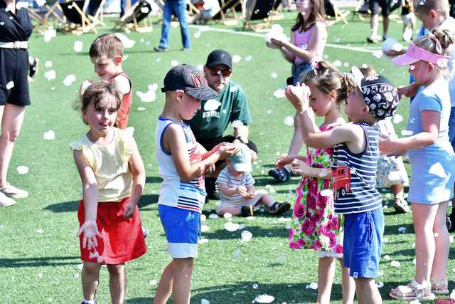[WIDEO/FOTO] Tysiące baniek, mydlana wyspa i mnóstwo dobrej zabawy. Trwa 8. Mydlany Park Festiwal w Żarowie