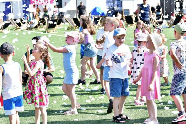 [WIDEO/FOTO] Tysiące baniek, mydlana wyspa i mnóstwo dobrej zabawy. Trwa 8. Mydlany Park Festiwal w Żarowie
