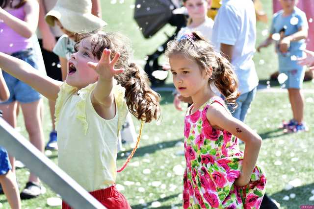 [WIDEO/FOTO] Tysiące baniek, mydlana wyspa i mnóstwo dobrej zabawy. Trwa 8. Mydlany Park Festiwal w Żarowie