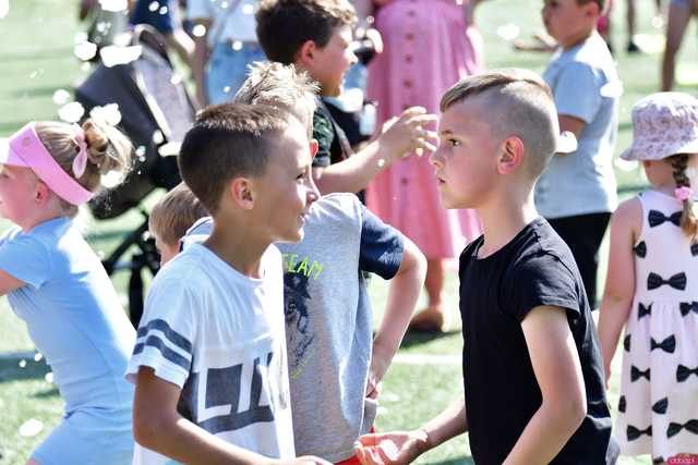 [WIDEO/FOTO] Tysiące baniek, mydlana wyspa i mnóstwo dobrej zabawy. Trwa 8. Mydlany Park Festiwal w Żarowie
