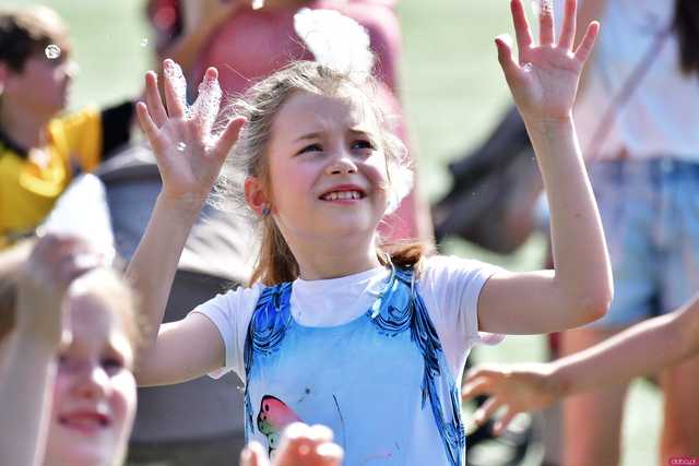 [WIDEO/FOTO] Tysiące baniek, mydlana wyspa i mnóstwo dobrej zabawy. Trwa 8. Mydlany Park Festiwal w Żarowie