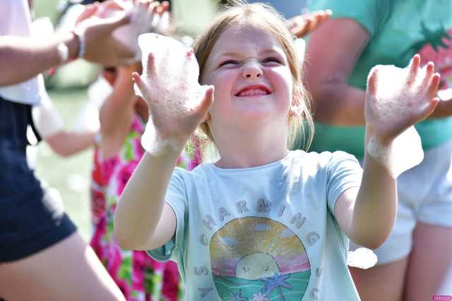 [WIDEO/FOTO] Tysiące baniek, mydlana wyspa i mnóstwo dobrej zabawy. Trwa 8. Mydlany Park Festiwal w Żarowie
