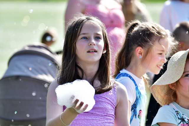 [WIDEO/FOTO] Tysiące baniek, mydlana wyspa i mnóstwo dobrej zabawy. Trwa 8. Mydlany Park Festiwal w Żarowie