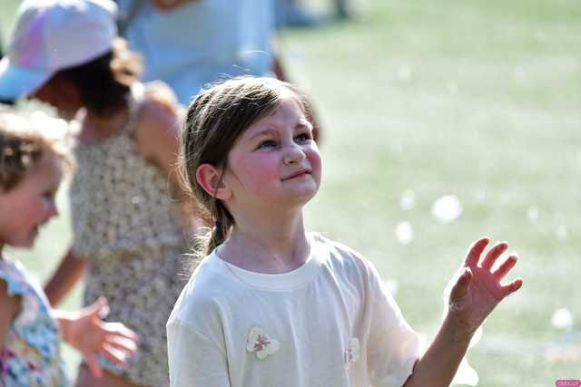 [WIDEO/FOTO] Tysiące baniek, mydlana wyspa i mnóstwo dobrej zabawy. Trwa 8. Mydlany Park Festiwal w Żarowie