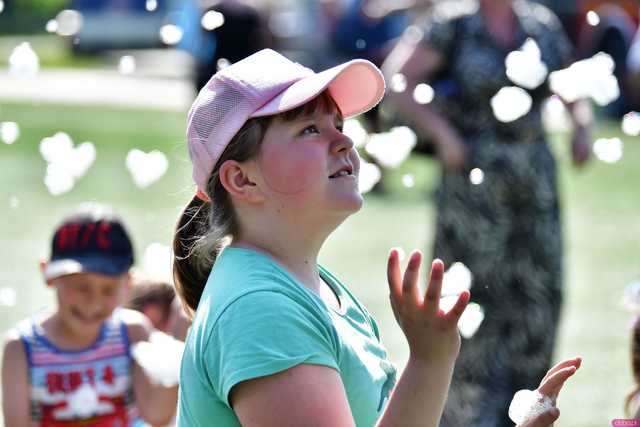 [WIDEO/FOTO] Tysiące baniek, mydlana wyspa i mnóstwo dobrej zabawy. Trwa 8. Mydlany Park Festiwal w Żarowie