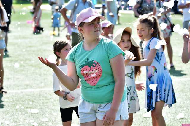 [WIDEO/FOTO] Tysiące baniek, mydlana wyspa i mnóstwo dobrej zabawy. Trwa 8. Mydlany Park Festiwal w Żarowie