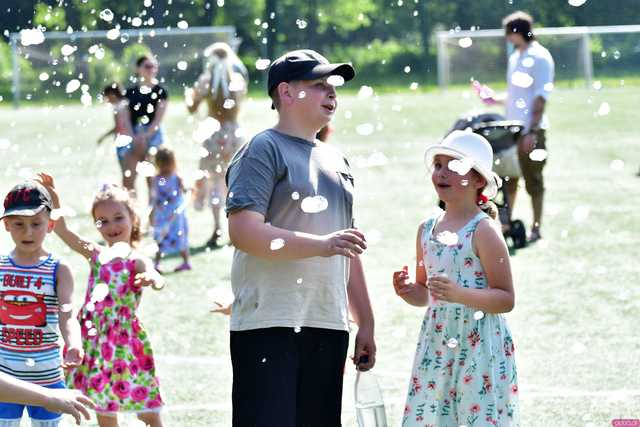 [WIDEO/FOTO] Tysiące baniek, mydlana wyspa i mnóstwo dobrej zabawy. Trwa 8. Mydlany Park Festiwal w Żarowie