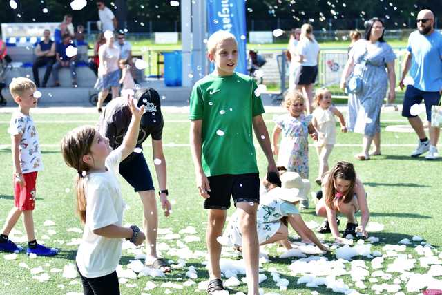 [WIDEO/FOTO] Tysiące baniek, mydlana wyspa i mnóstwo dobrej zabawy. Trwa 8. Mydlany Park Festiwal w Żarowie