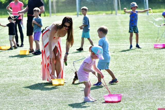 [WIDEO/FOTO] Tysiące baniek, mydlana wyspa i mnóstwo dobrej zabawy. Trwa 8. Mydlany Park Festiwal w Żarowie