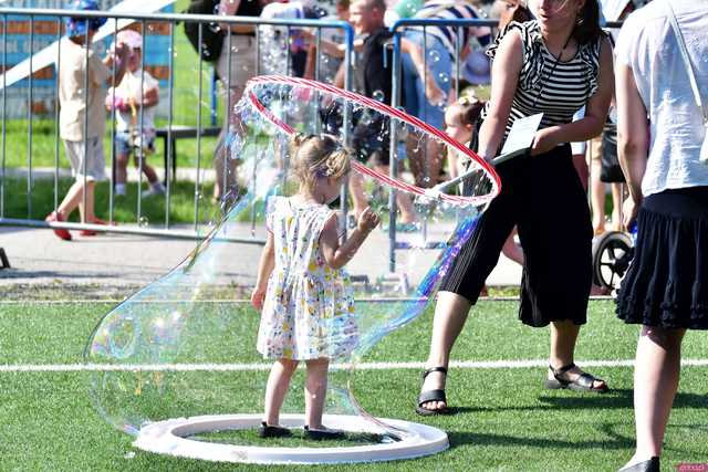 [WIDEO/FOTO] Tysiące baniek, mydlana wyspa i mnóstwo dobrej zabawy. Trwa 8. Mydlany Park Festiwal w Żarowie